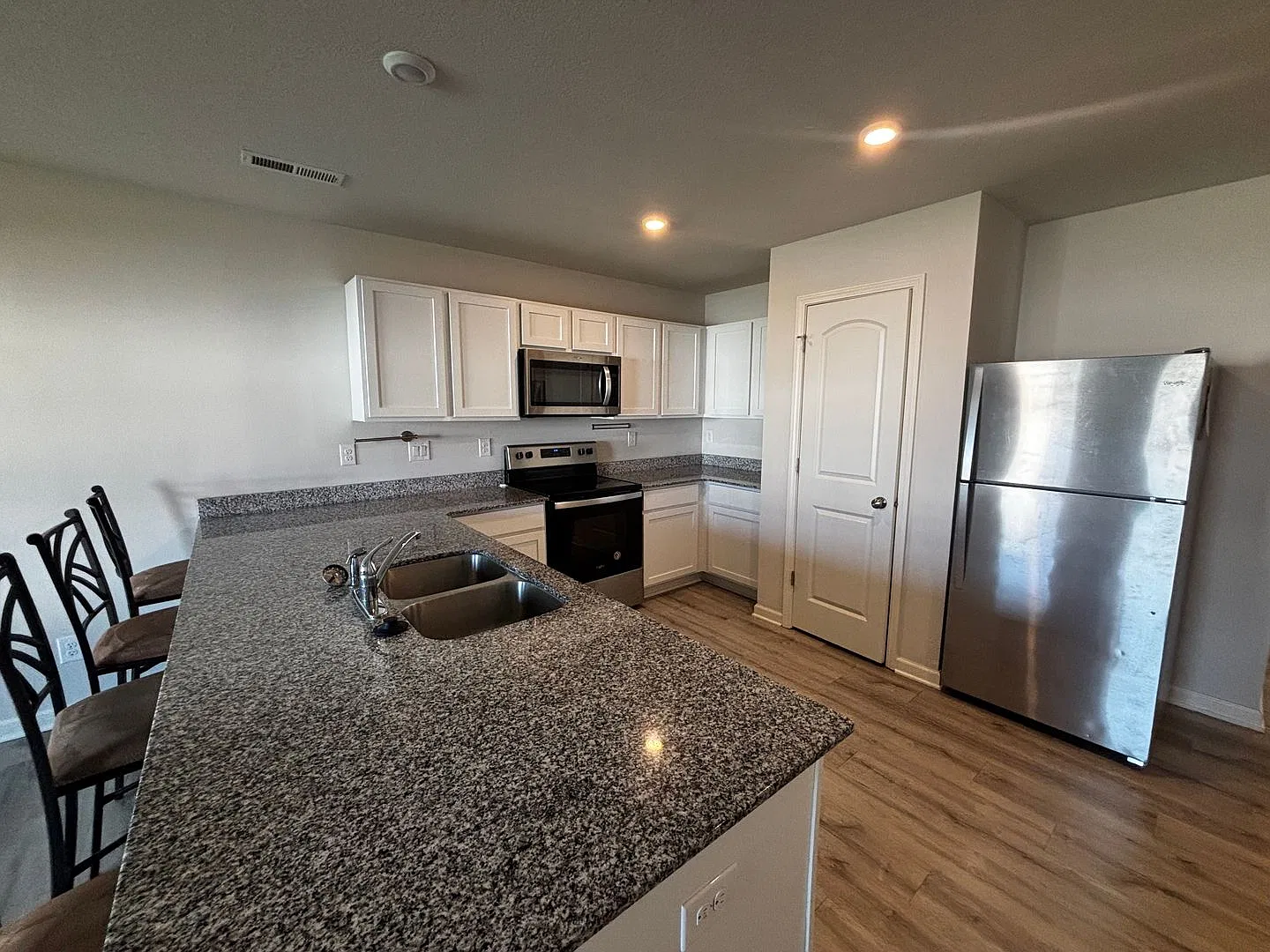 4 Bed 2 Bath HOME for rent — Photo 3
