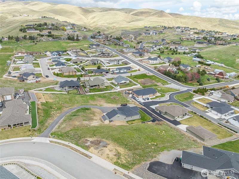 4th image of 870 Autumn Crest Drive