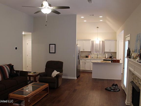 3rd image of 2621 Dawnwood Cir S