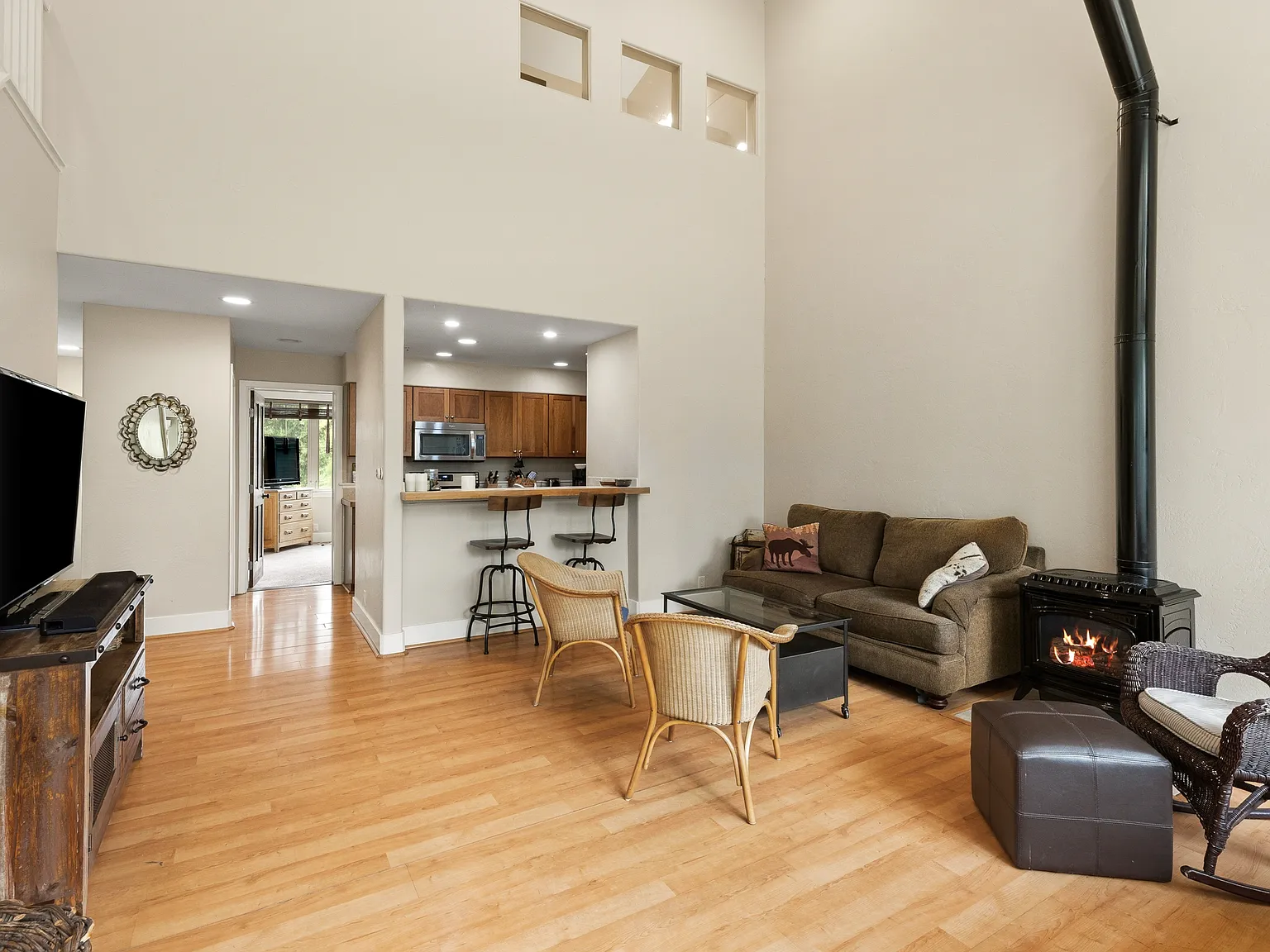 562 Evans Court - Main — Photo 3