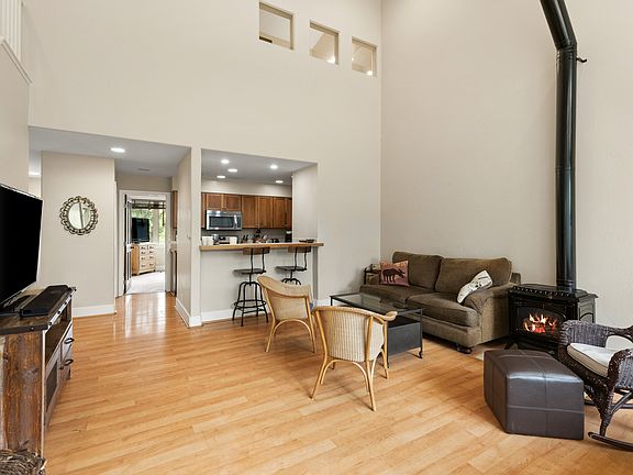 3rd image of 562 Evans Ct