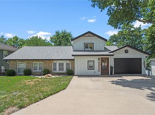 70 Beach Dr, Lake Tapawingo, MO 64015