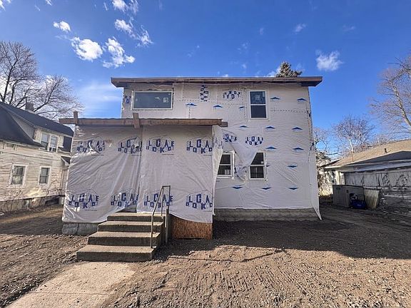 5th image of 109 Wood St