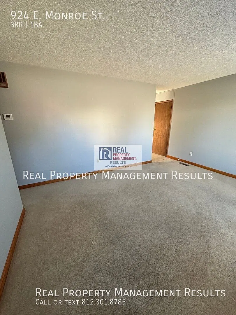 Welcoming Home with Eat-In Kitchen & Versatile Bonus Room — Photo 2