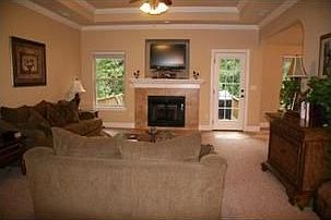 4th image of 8 Henrietta Ln