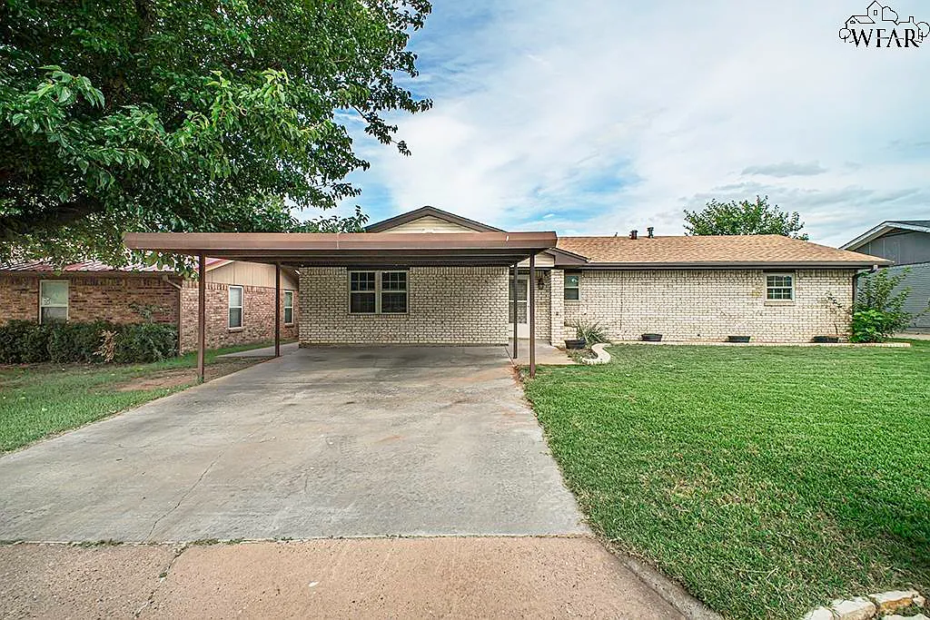 3 bed, 2.5 bath, 1704 sqft, $2,100 — Photo 1