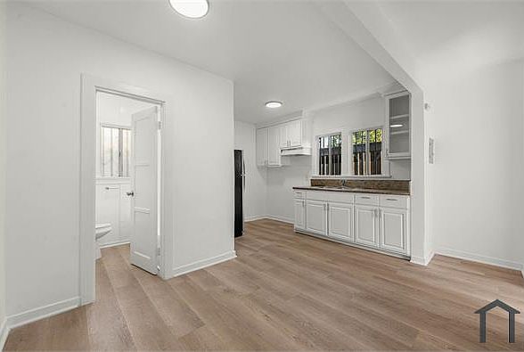 1st image of 119 E 43rd St #101