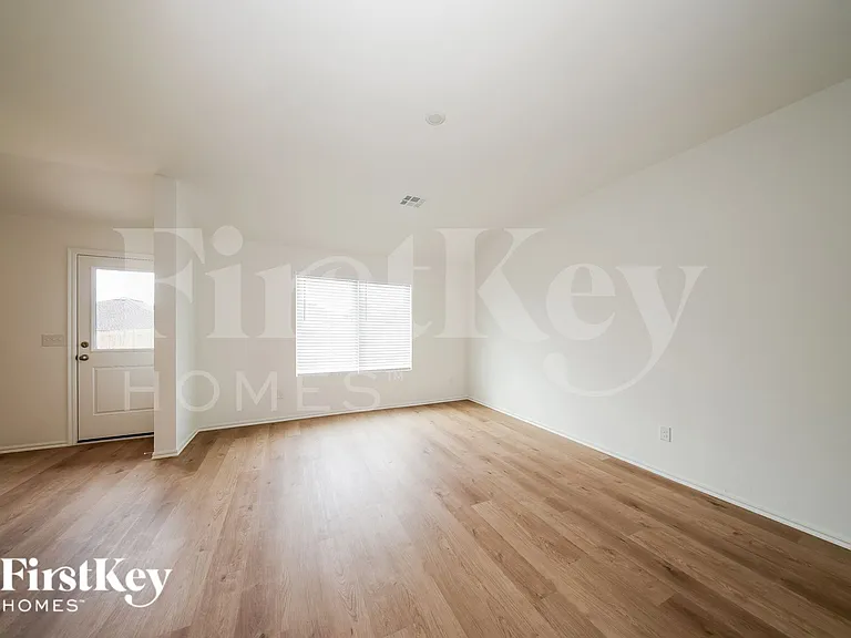 433 Labelle Ln — Photo 2