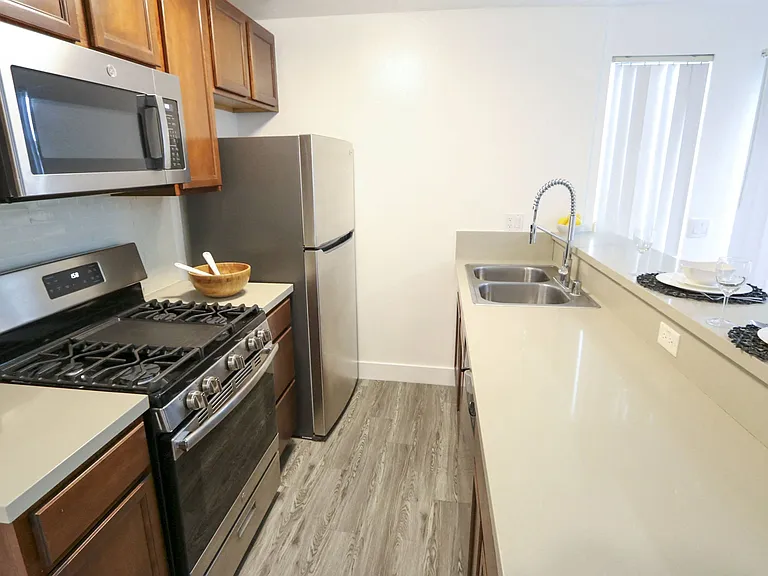 Westwood Riviera Apartments — Photo 38
