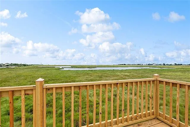 3 bed, 2.5 bath, 1961 sqft, $2,400 — Photo 3
