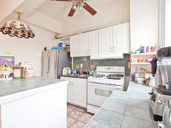 3rd image of 391 De Graw St #Ii