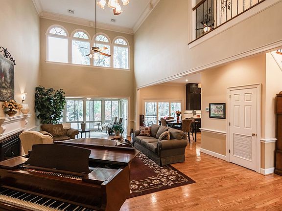 4th image of 202 Woodlake Dr
