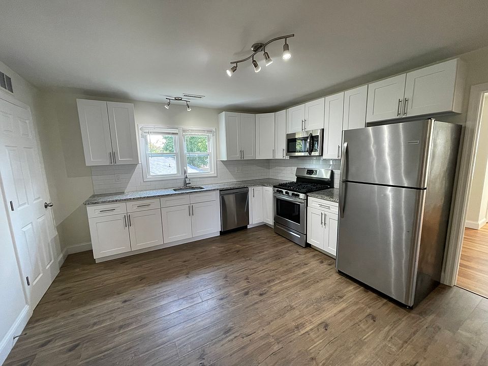 Gas Range, Stainless steel appliances, Moen Faucet, LED Light Fixtures.