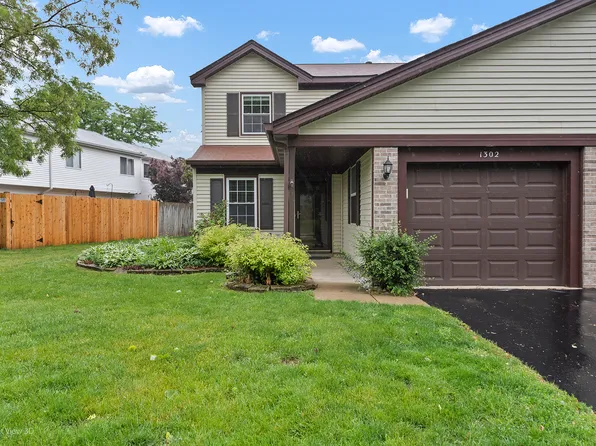 1302 Oak Valley Dr, Cary, IL 60013