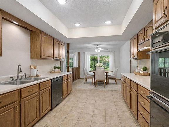 3rd image of 73047 Oak Creek Ln