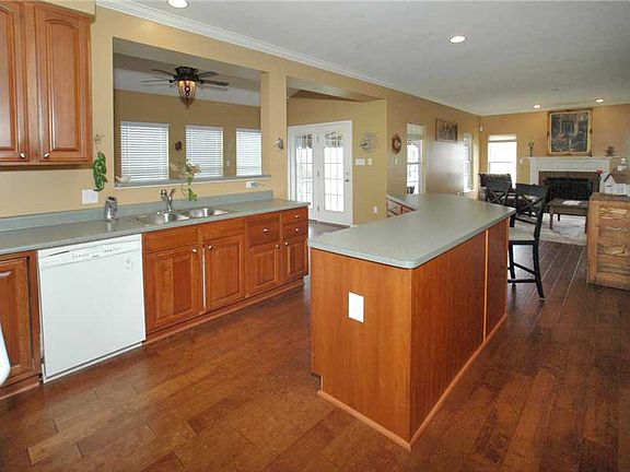 4th image of 100 Cherrywood Dr