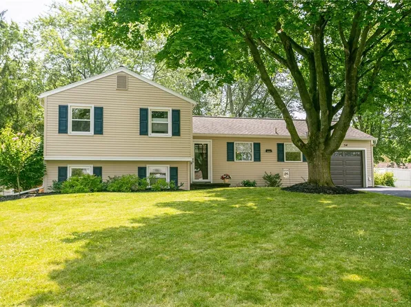 54 Round Hill Rd, Henrietta, NY 14467