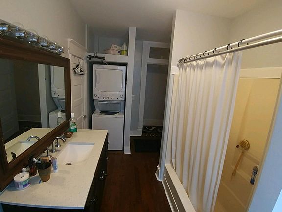 Lower Unit: Bathroom