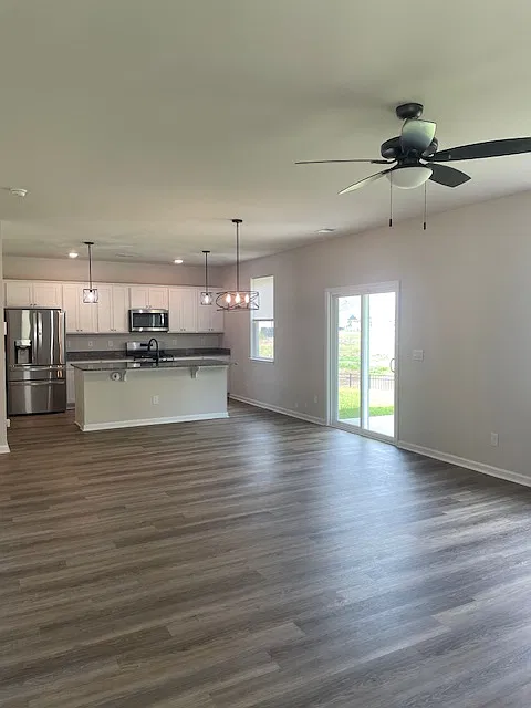 4 bed, 2.5 bath, 2340 sqft, $2,395 — Photo 3
