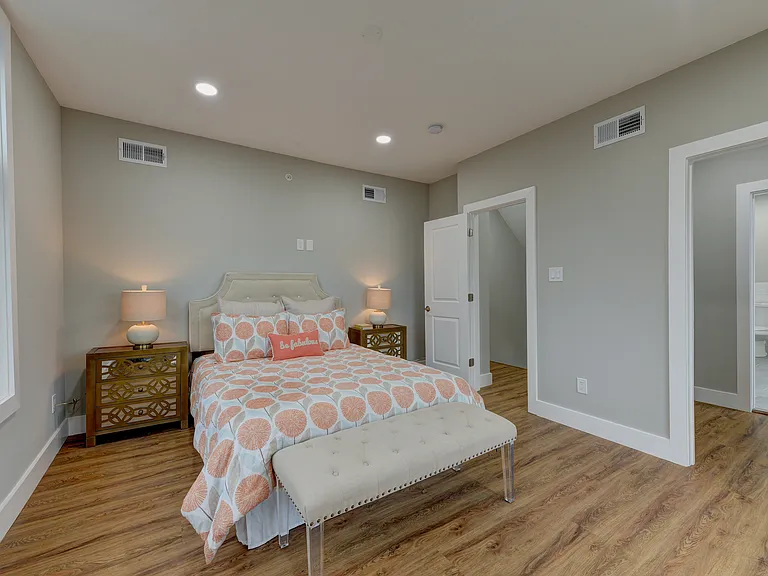 135 E Springer St — Photo 18