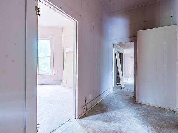 3rd image of 809 Fort St