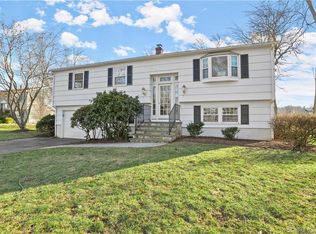 28 Ashburn Ln, Milford, CT 06460