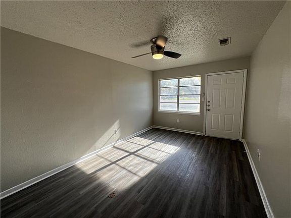 5th image of 514 W Avenue B