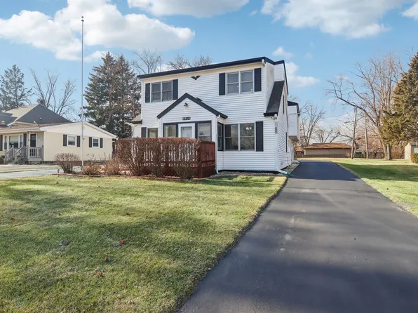 6910 Eleanor Pl, Darien, IL 60561