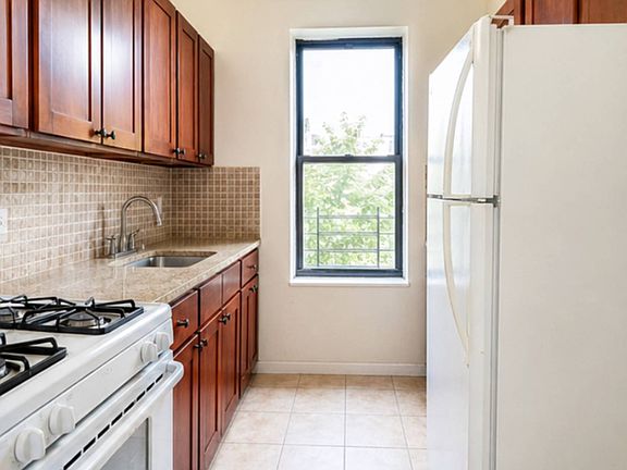 4th image of 959 Seneca Ave