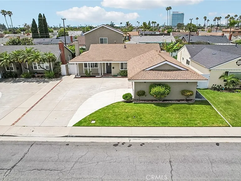 17151 Hague Ln — Photo 2