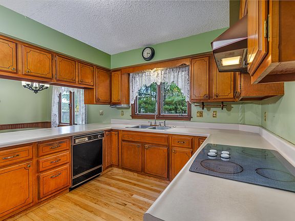3rd image of 15 Locust Dr