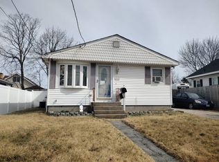 16 Crossway Rd, Cranston, RI 02910