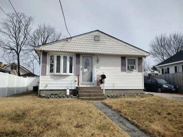 16 Crossway Rd, Cranston, RI 02910