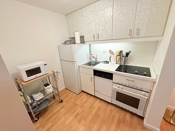 4th image of 150 W 51st St APT 1622