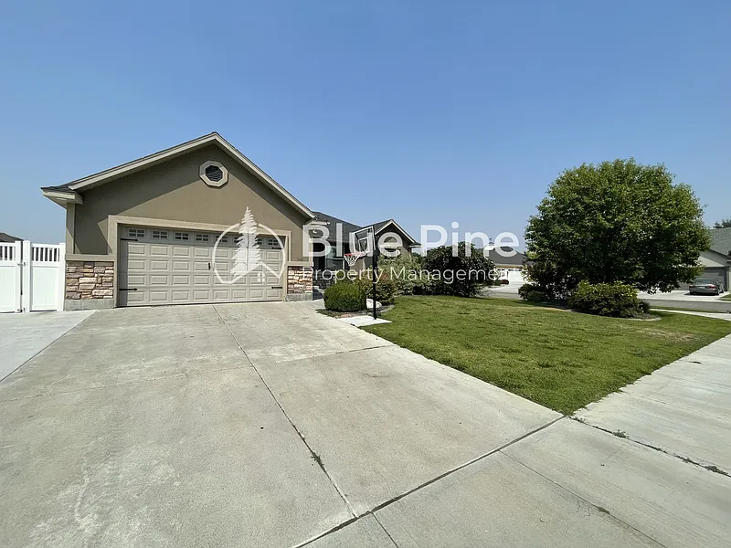 6 bed, 3.0 bath, 3000 sqft, $2,750 — Photo 1