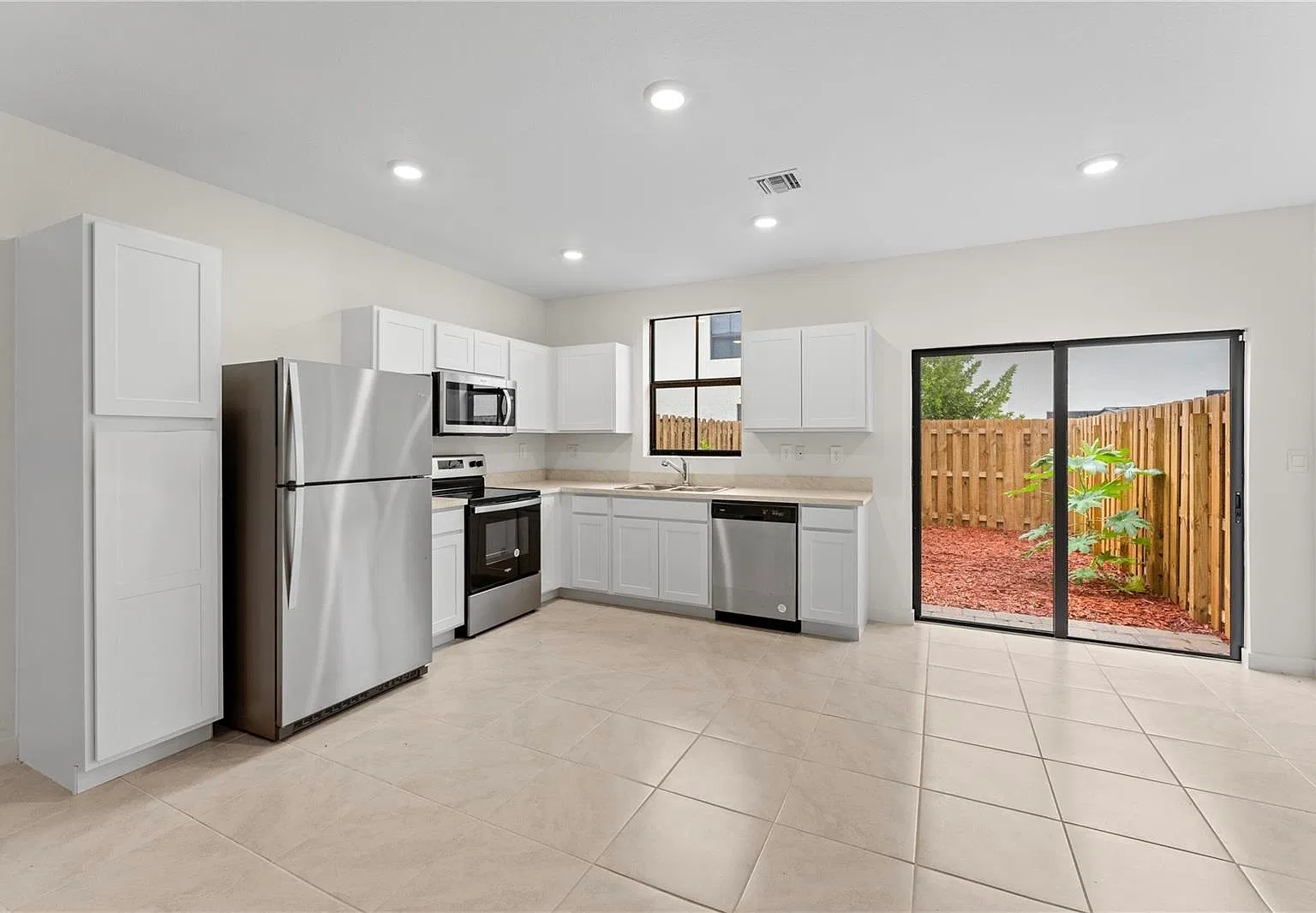 3 bed, 1380 sqft, $2,500 — Photo 2