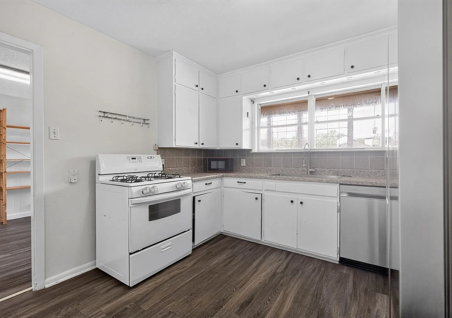 3BR/2BA Home + Large Bonus Room | Fenced Yard | Pet Friendly — Photo 4