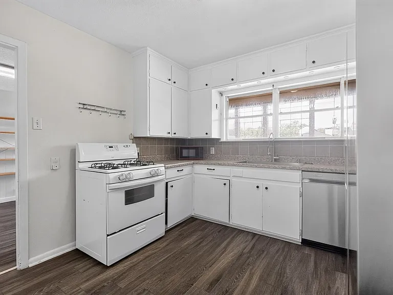 725 Mary Lake Dr — Photo 4