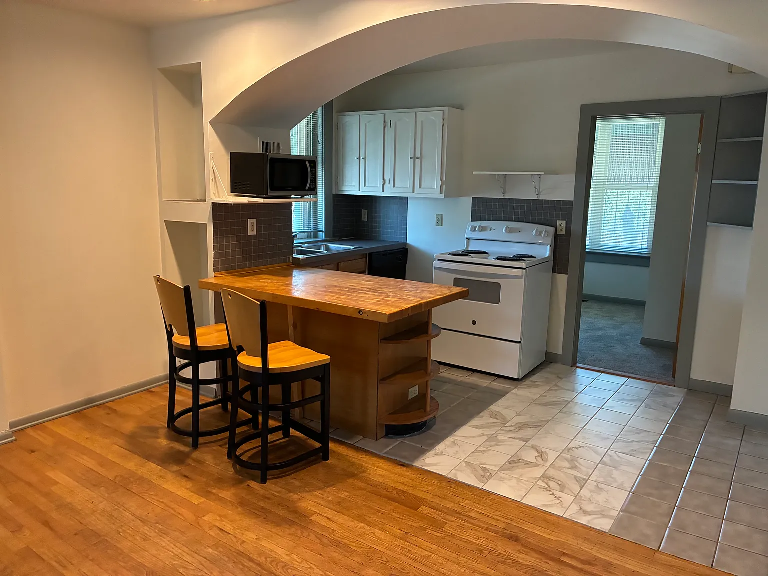 2 bed, 750 sqft, $2,100 — Photo 3