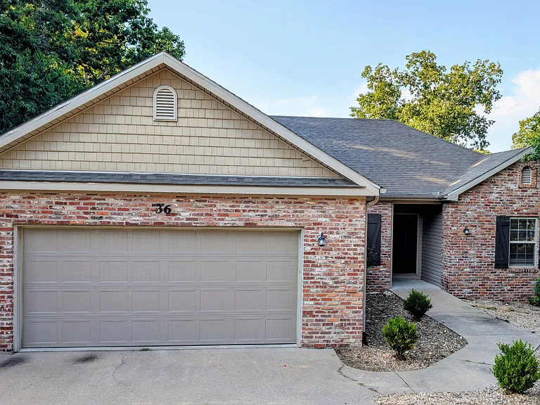 36 Westbury Dr — Photo 2