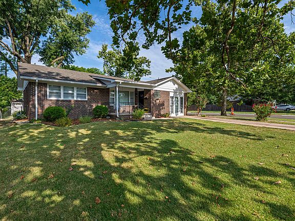 2nd image of 901 S Drury Ln
