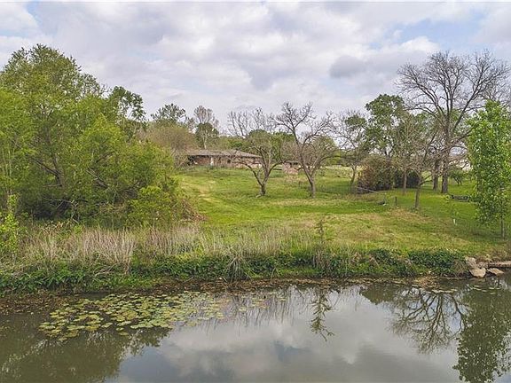 2nd image of 2342 Lakewood Dr