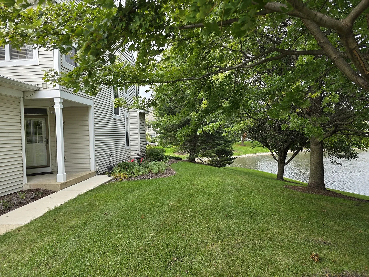 2 bed, 2.5 bath, 1395 sqft, $2,900 — Photo 2