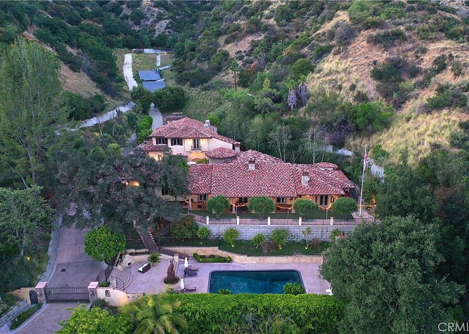1st image of 905 Crescent Dr