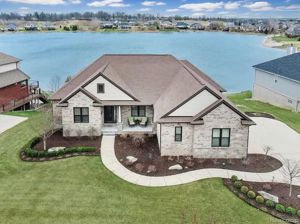 1420 Glass Lake Cir, Oxford, MI 48371