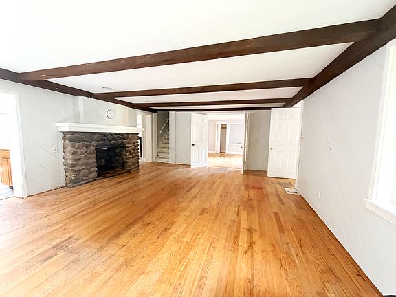 5th image of 871 Main St