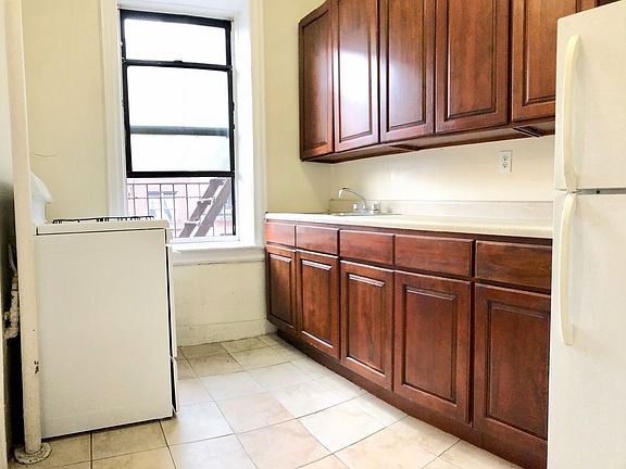 2nd image of 272 Lincoln Pl APT B1