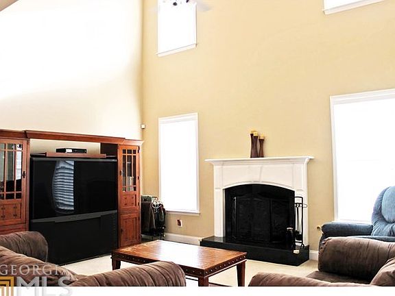 Great Room/Family Room. Large windows let in tons of light!