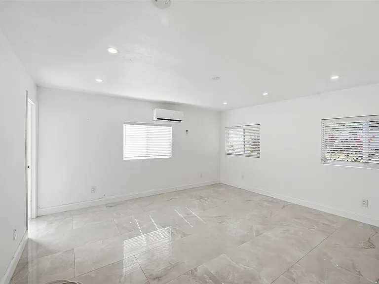 1400 SE 8th Ave — Photo 17