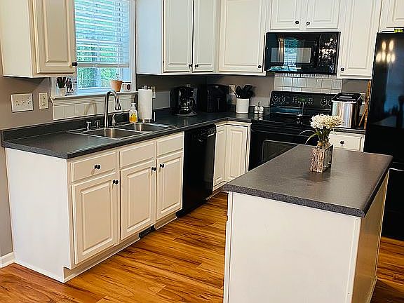 4th image of 552 Edgefield Way